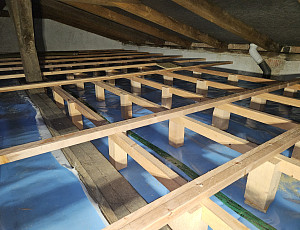 Zateplení stropu rodinného domu pomocí foukané izolace